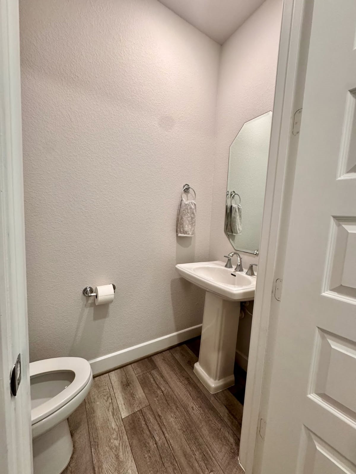 15814 Weston Ridge Drive Humble, TX 77346 - Photo 27 of 43 a bathroom with a sink toilet and a mirror