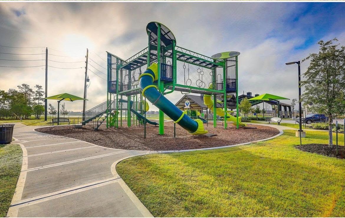 15814 Weston Ridge Drive Humble, TX 77346 - Photo 36 of 43 a swimming pool with outdoor seating and yard