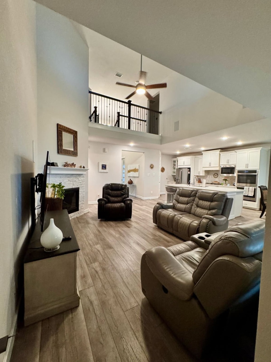 15814 Weston Ridge Drive Humble, TX 77346 - Photo 8 of 43 a living room with furniture