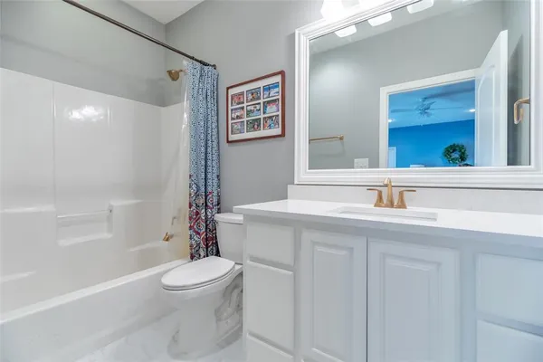 a bedroom with pink walls and bed
