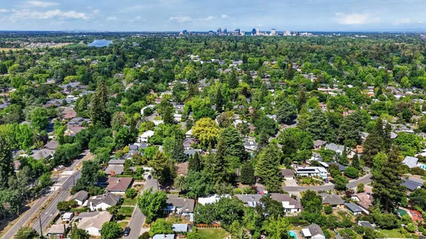 $1,050,000 | 1422 Potrero Way, Sacramento, CA 95822