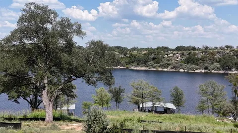 $1,289,000 | 1013 Lakeshore Drive, Spicewood, TX 78669