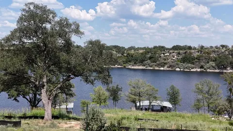 $1,395,000 | 1013 Lakeshore Drive, Spicewood, TX 78669