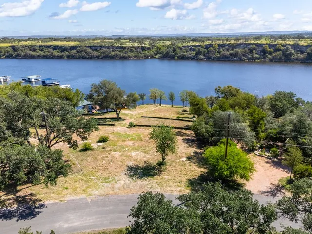 $1,395,000 | 1013 Lakeshore Drive, Spicewood, TX 78669