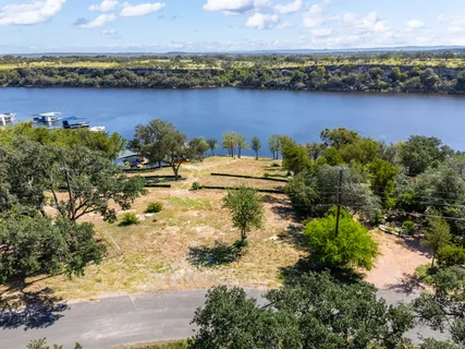 $1,289,000 | 1013 Lakeshore Drive, Spicewood, TX 78669