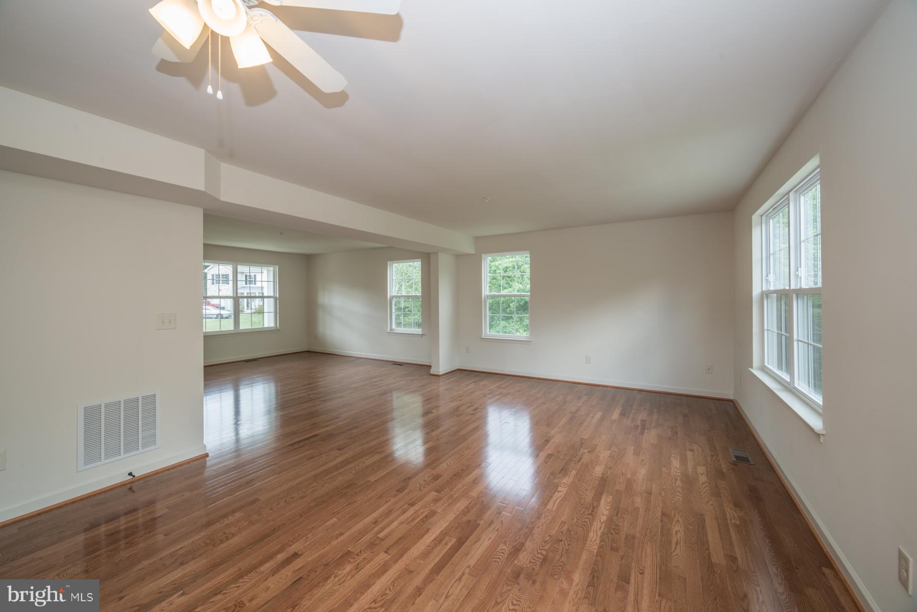 1011 Wampler Road Baltimore, MD 21220 - Photo 4 of 30 Living Room