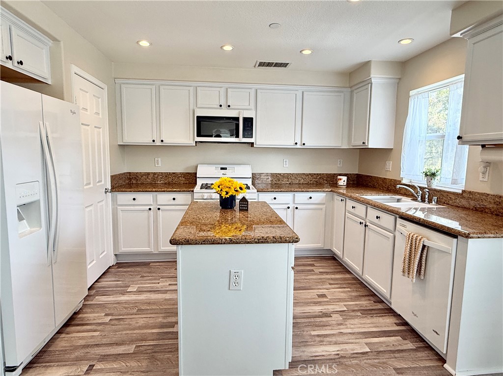 5 Quartz Lane Ladera Ranch, CA 92694 - Photo 12 of 55 Generously sized kitchen