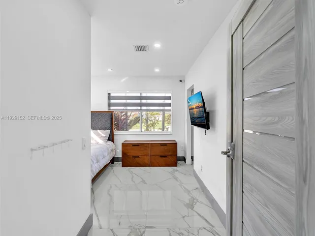 $6,950 | 440 Southeast 8th Avenue, Pompano Beach, FL 33060