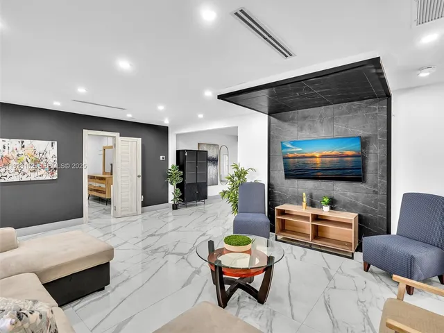 $6,950 | 440 Southeast 8th Avenue, Pompano Beach, FL 33060