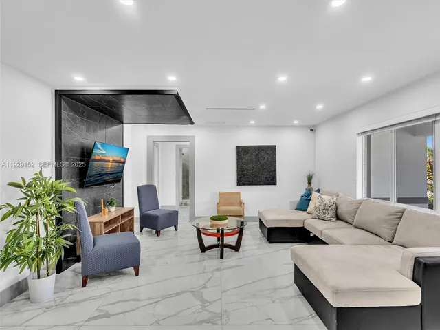 $6,950 | 440 Southeast 8th Avenue, Pompano Beach, FL 33060