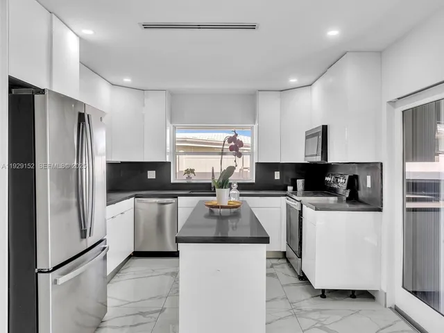 $6,950 | 440 Southeast 8th Avenue, Pompano Beach, FL 33060