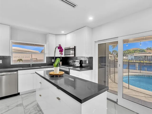 $6,950 | 440 Southeast 8th Avenue, Pompano Beach, FL 33060