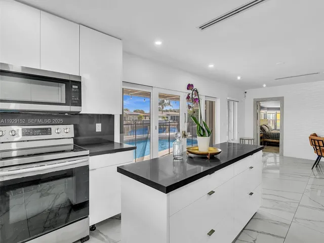 $6,950 | 440 Southeast 8th Avenue, Pompano Beach, FL 33060