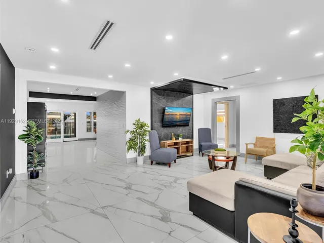 $6,950 | 440 Southeast 8th Avenue, Pompano Beach, FL 33060