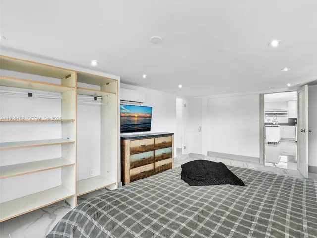 $6,950 | 440 Southeast 8th Avenue, Pompano Beach, FL 33060