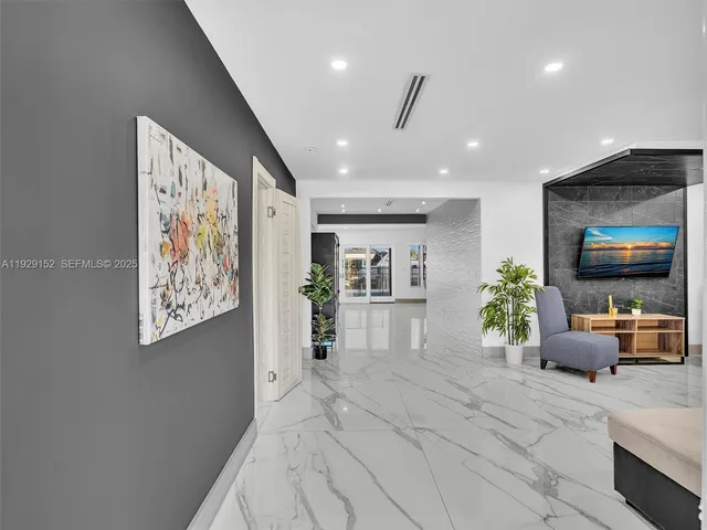 $6,950 | 440 Southeast 8th Avenue, Pompano Beach, FL 33060