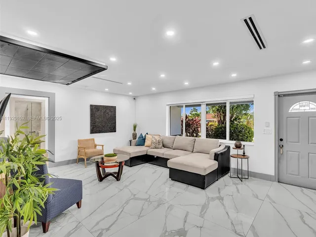 $6,950 | 440 Southeast 8th Avenue, Pompano Beach, FL 33060