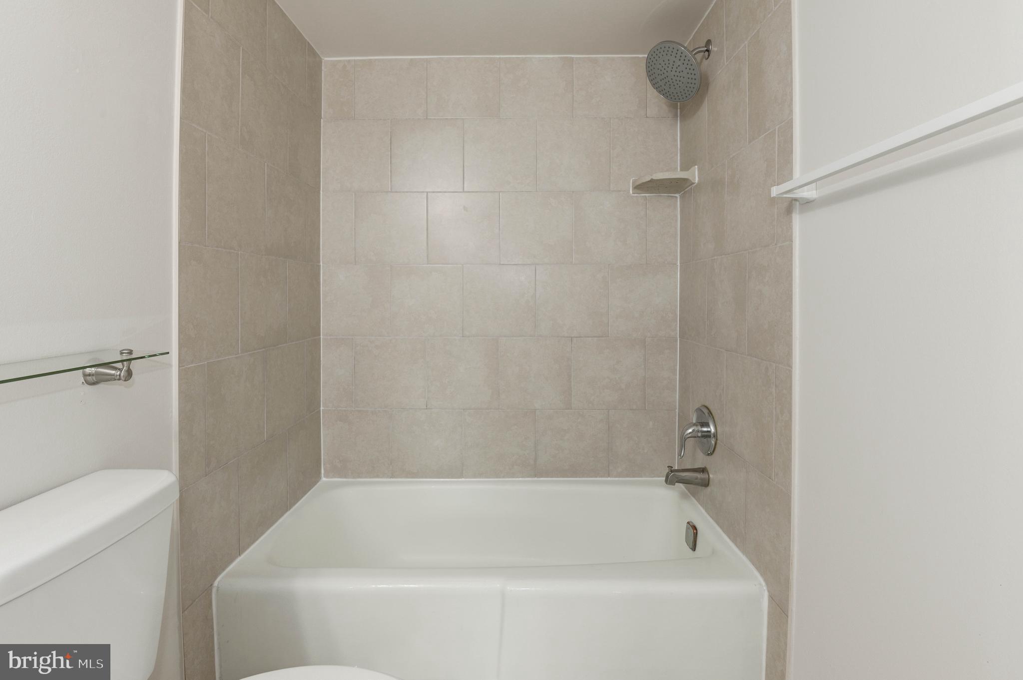 1411 Northgate Square, Unit 14111B Reston, VA 20190 - Photo 28 of 39 Primary bath; bath 1 of 2; tub w/shower