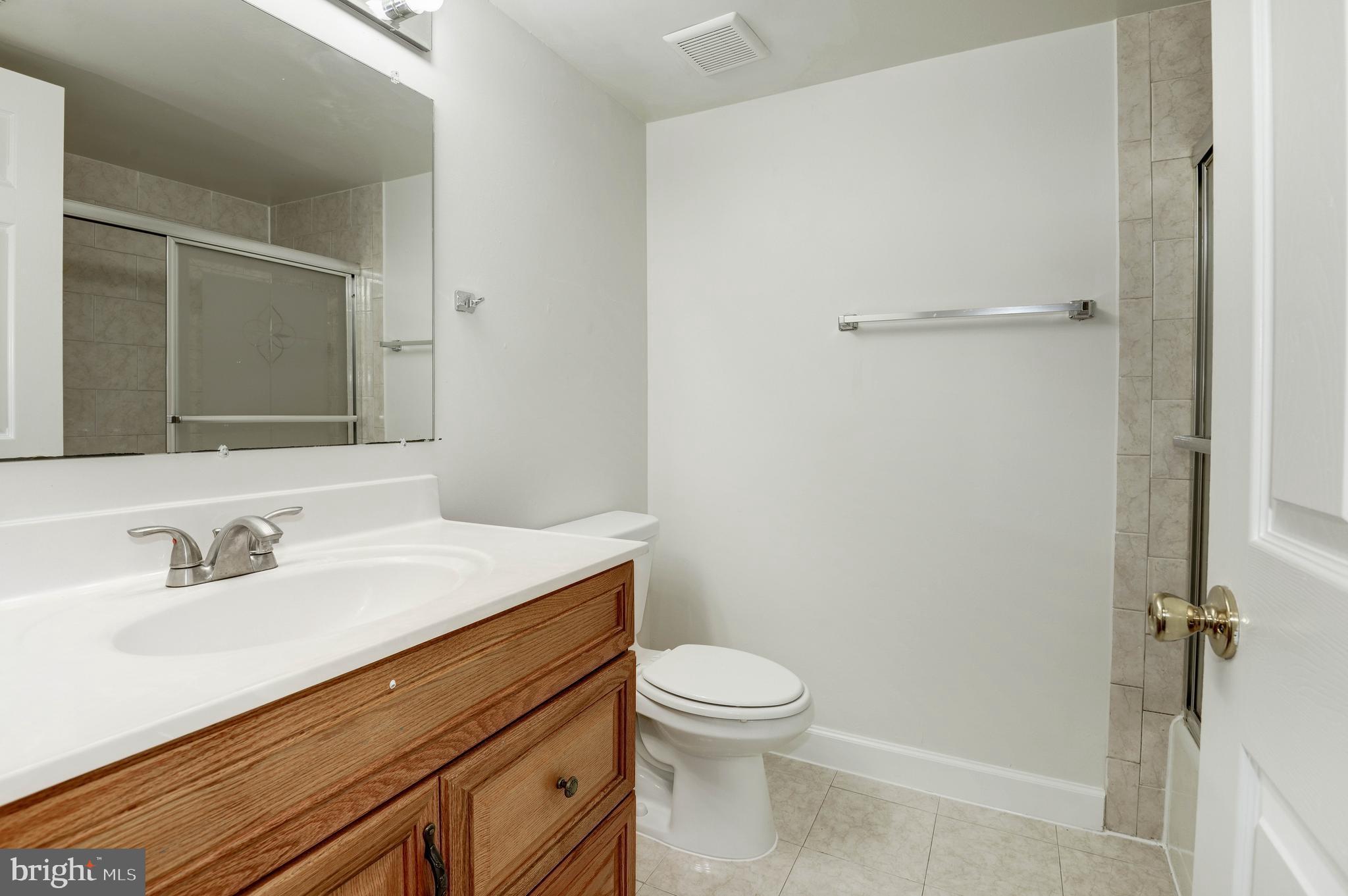 1411 Northgate Square, Unit 14111B Reston, VA 20190 - Photo 32 of 39 Hall bath; bath 2 of 2