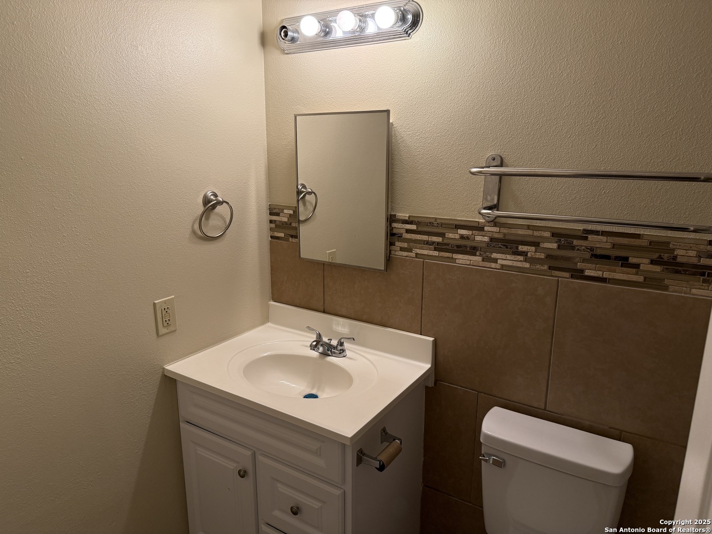 8015 Chestnut Gate Lane Converse, TX 78109 - Photo 8 of 21 a bathroom with a sink toilet and mirror