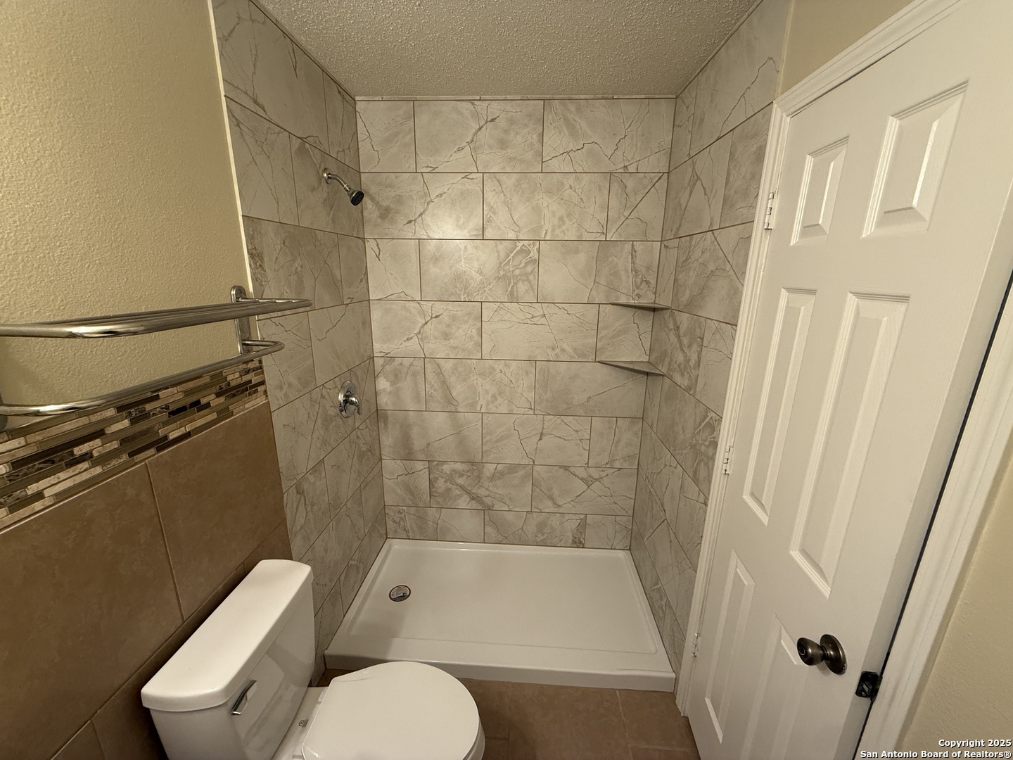 8015 Chestnut Gate Lane Converse, TX 78109 - Photo 9 of 21 a bathroom with a toilet and shower