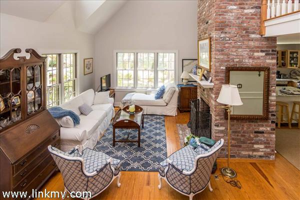 70 Marthas Road Edgartown, MA 02539 - Photo 8 of 36 http://d1qzqeyxiitrap.cloudfront.net/photos/36708/600/490fa3d2.jpg