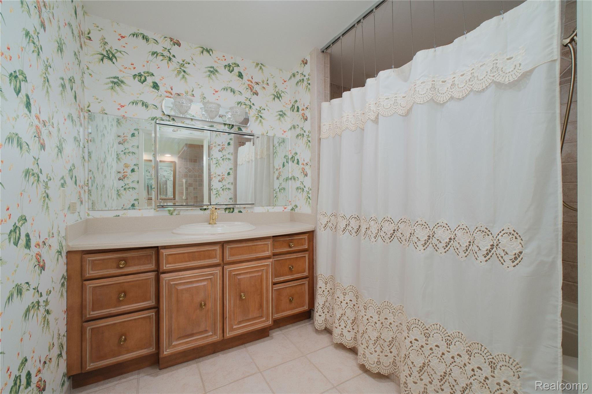 11050 Wealthy Lane Romeo, MI 48065 - Photo 33 of 53 Accessible Bathroom