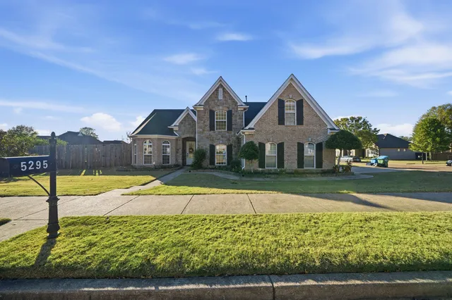 a house view with swimming pool
