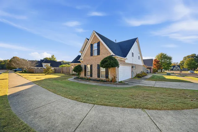 a view of a house with a yard