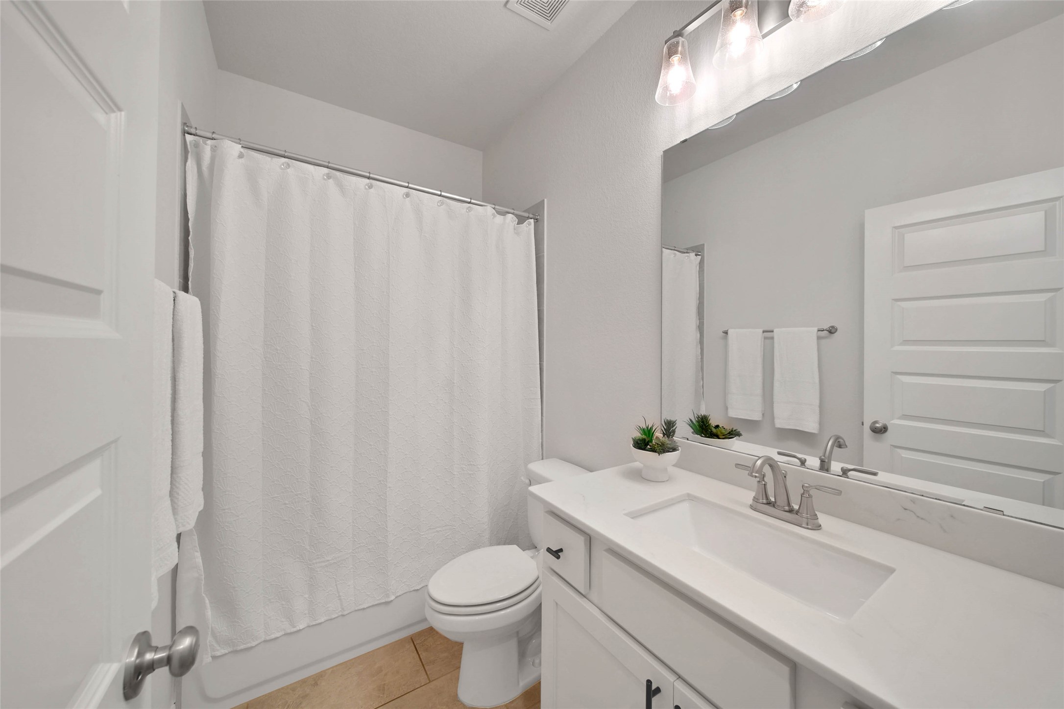 28602 Mountain Timber Court Fulshear, TX 77441 - Photo 35 of 47 Adjoining full bath is located in the hallway.