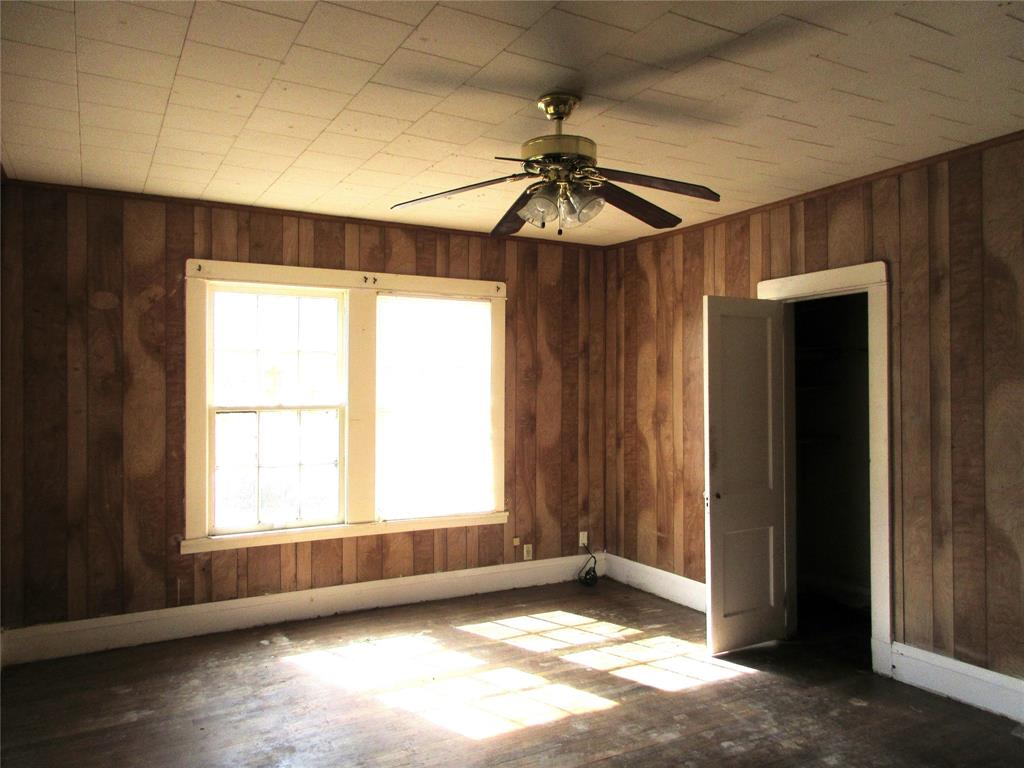 916 Ward Street Marlin, TX 76661 - Photo 4 of 13 a view of an empty room and window