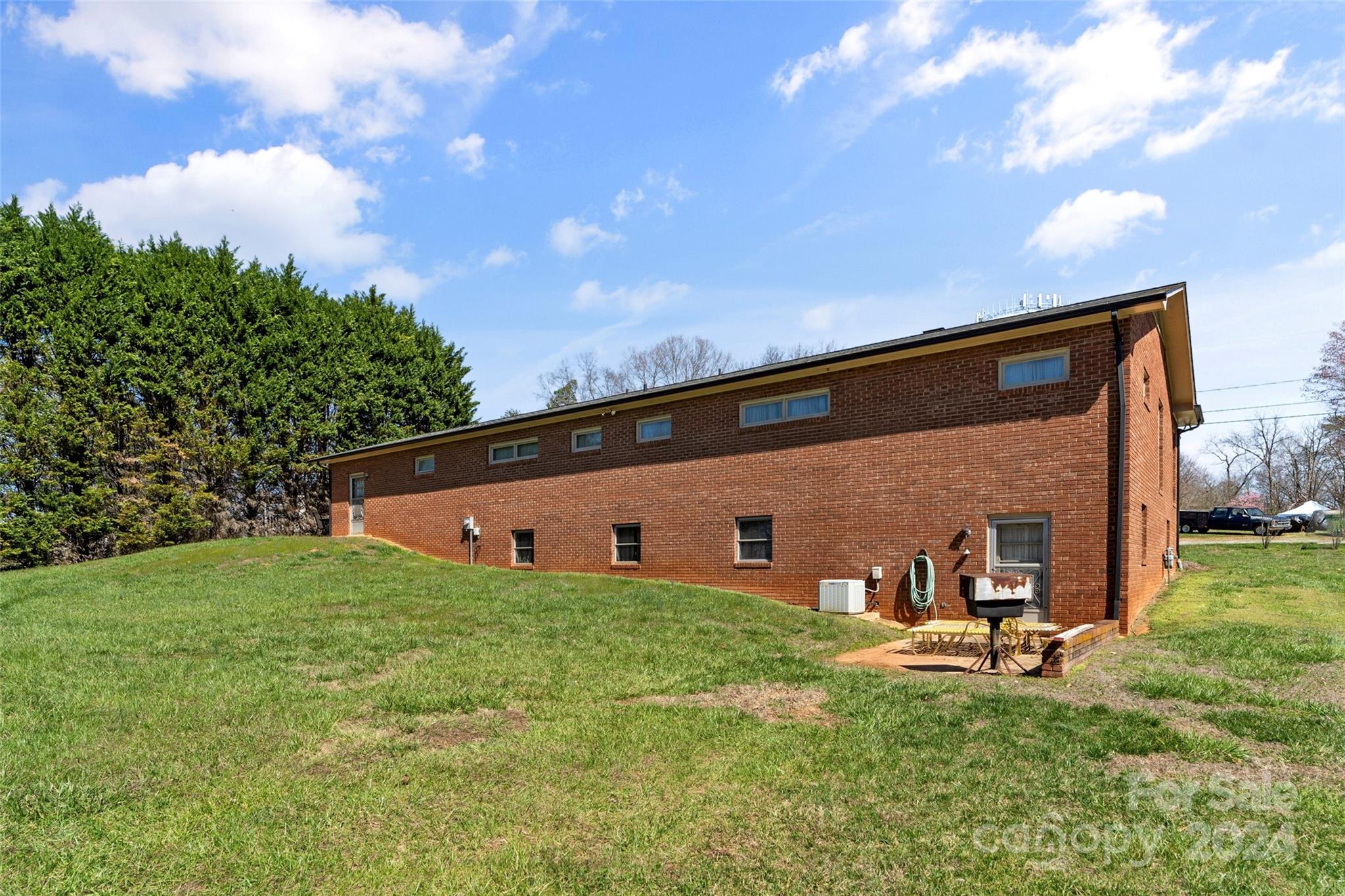 110 Stephens Drive Morganton, NC 28655 - Photo 23 of 29 a backyard of a house with table and chairs