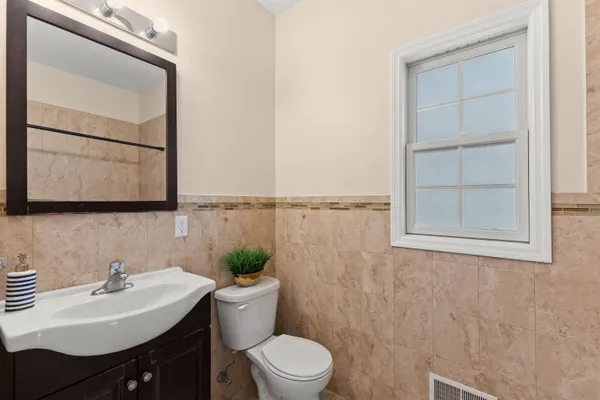 $3,199 | 23 Reynolds Avenue, Unit 1, Harrison, NJ 07029