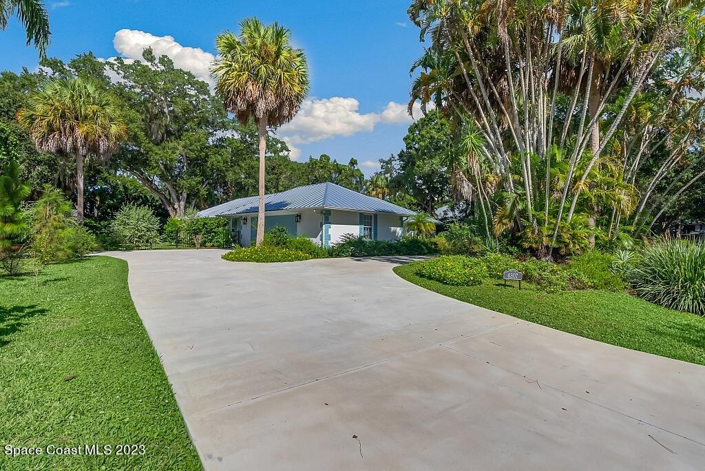 4307 2nd Square Southwest Vero Beach, FL 32968 - Photo 14 of 46 a view of a park with large trees