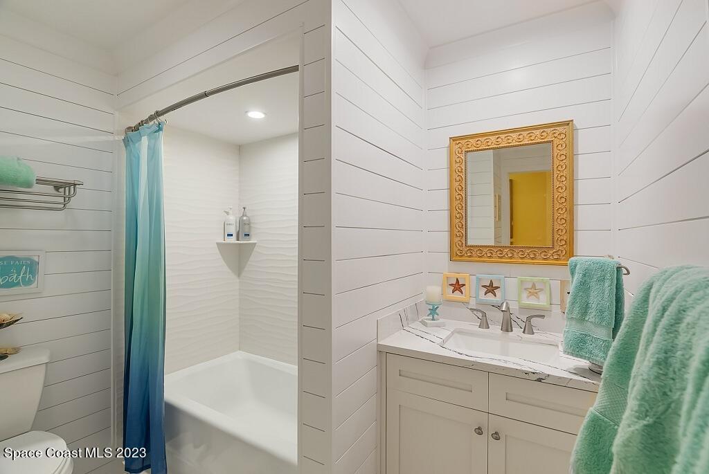 4307 2nd Square Southwest Vero Beach, FL 32968 - Photo 29 of 46 a bathroom with a sink and a mirror
