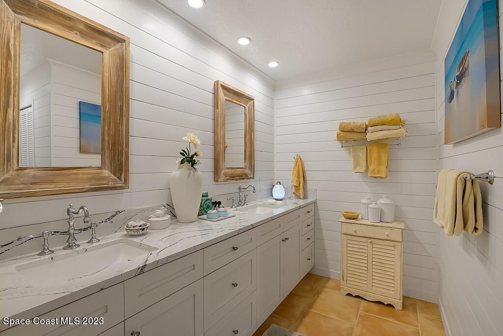 4307 2nd Square Southwest Vero Beach, FL 32968 - Photo 10 of 46 a bathroom with a sink and a mirror