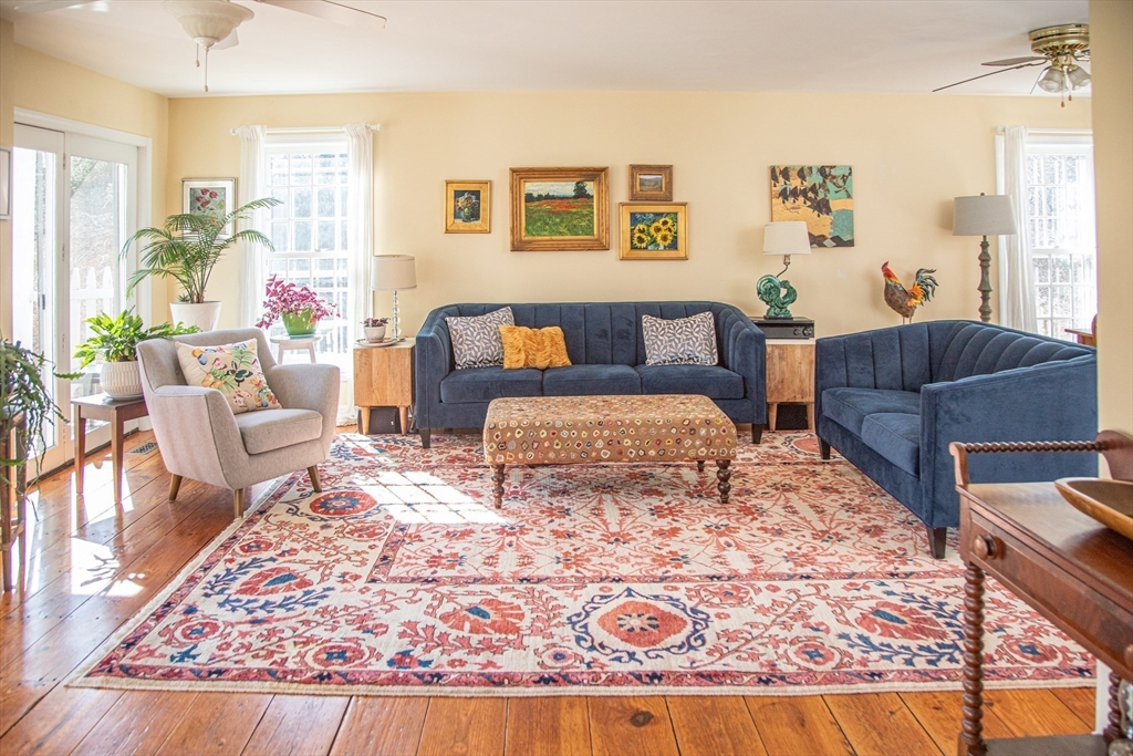 435 Market Hill Road Amherst, MA 01002 - Photo 4 of 42 a living room with furniture and a rug