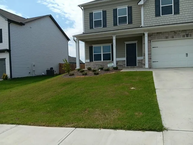 a view of a house with backyard