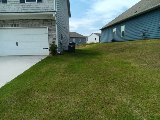 a view of an house with backyard