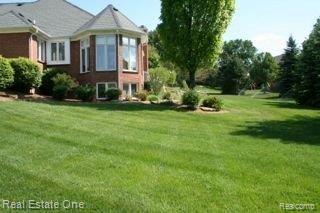 1648 Springview Court Rochester, MI 48307 - Photo 5 of 25 Expansive yard