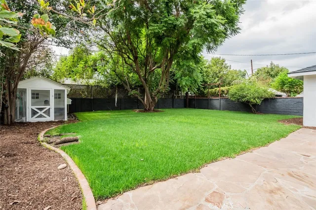 a view of a house with backyard and garden