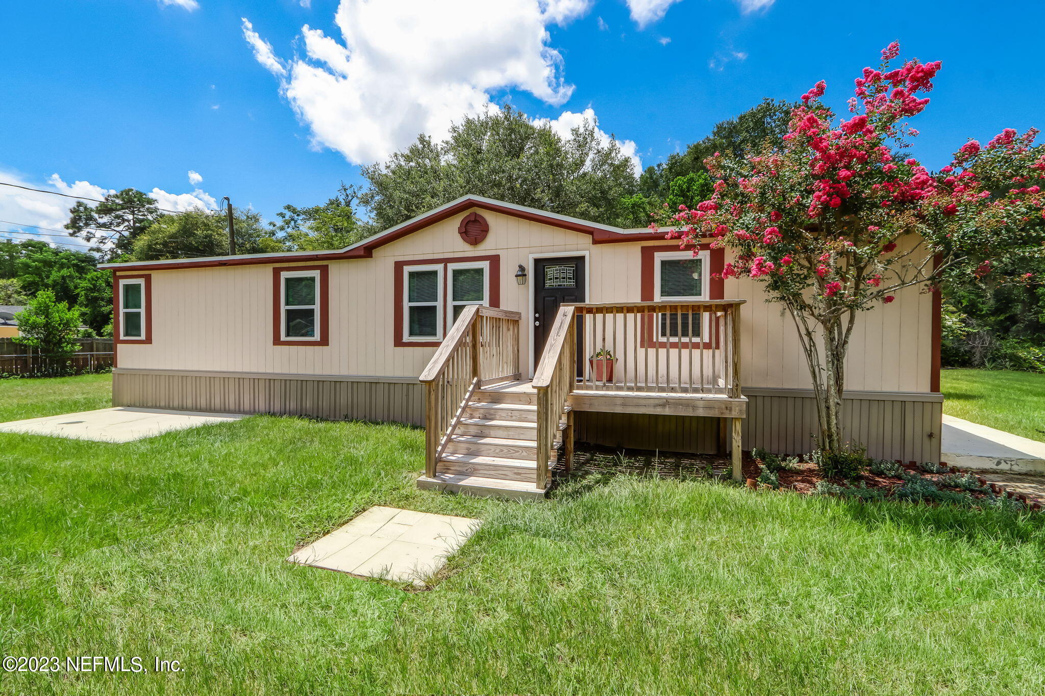11480 Kaleel Road Jacksonville, FL 32218 - Photo 3 of 31 a front view of a house with a garden