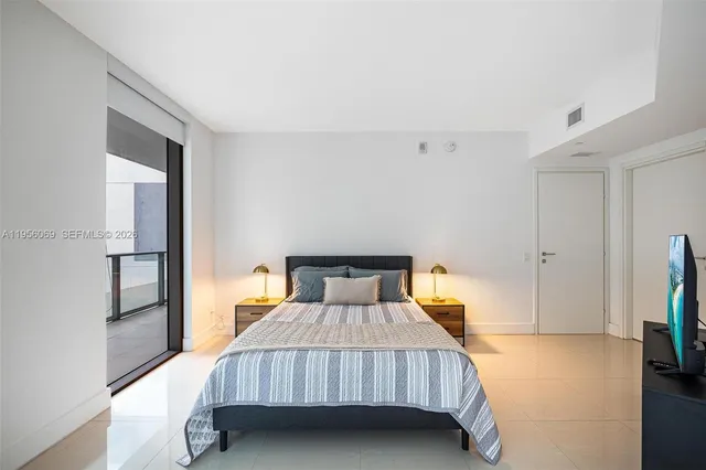 $3,200 | 1300 Brickell Bay Drive, Unit 700, Miami, FL 33131