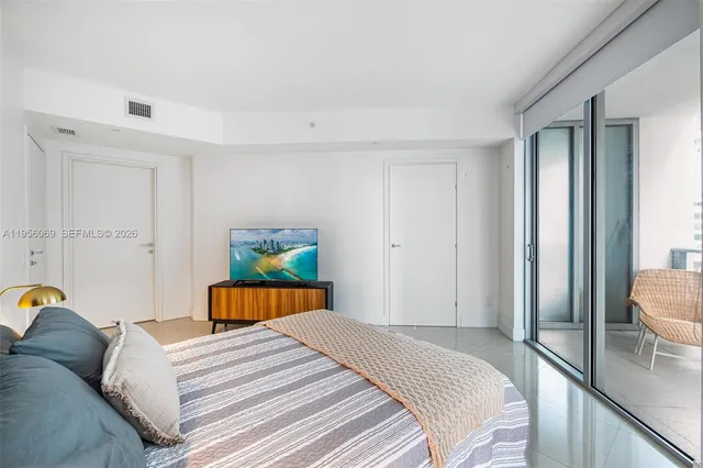 $3,200 | 1300 Brickell Bay Drive, Unit 700, Miami, FL 33131