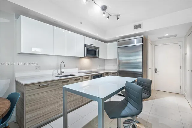 $3,200 | 1300 Brickell Bay Drive, Unit 700, Miami, FL 33131