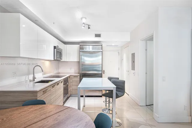 $3,200 | 1300 Brickell Bay Drive, Unit 700, Miami, FL 33131