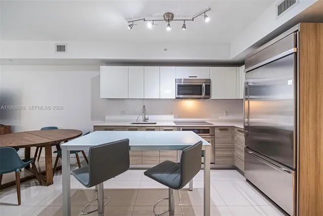 $3,200 | 1300 Brickell Bay Drive, Unit 700, Miami, FL 33131