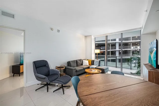 $3,200 | 1300 Brickell Bay Drive, Unit 700, Miami, FL 33131