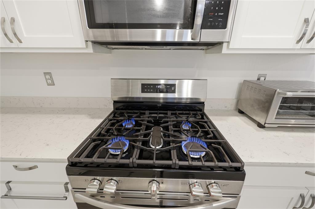 511 Northwest 4th Street Williston, FL 32696 - Photo 14 of 33 a stove top oven sitting inside of a kitchen