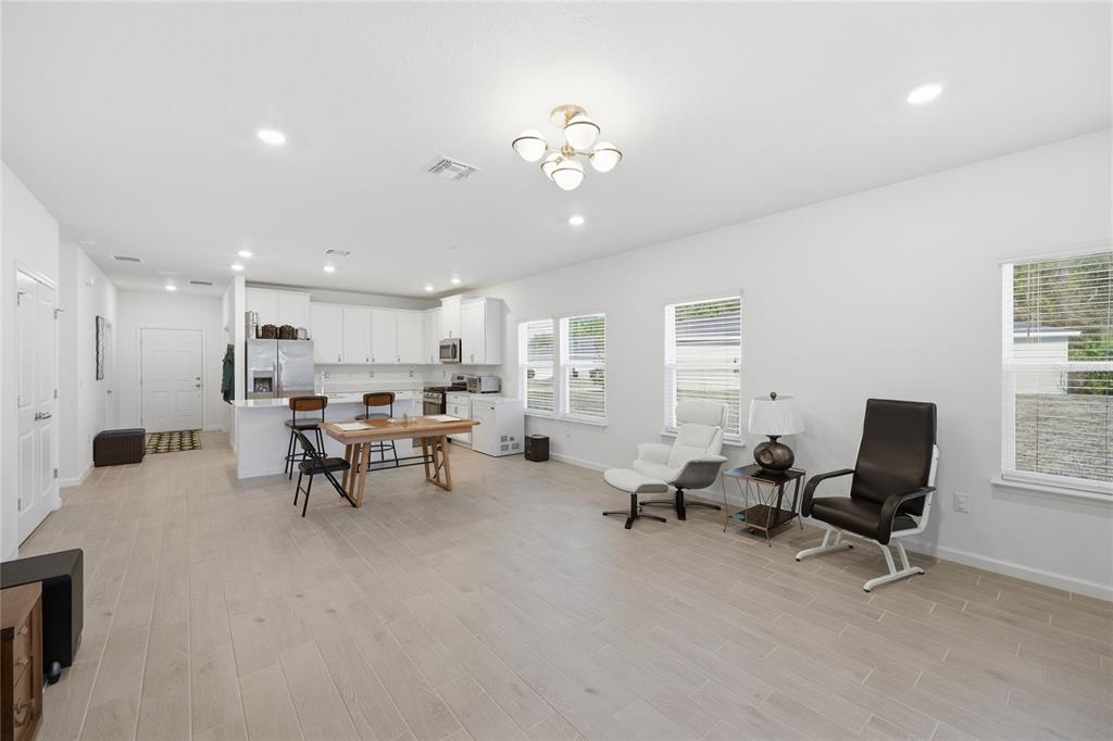 511 Northwest 4th Street Williston, FL 32696 - Photo 17 of 33 a view of a livingroom with workspace and a window
